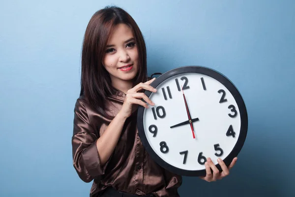 Saati olan genç Asyalı kadın.. — Stok fotoğraf