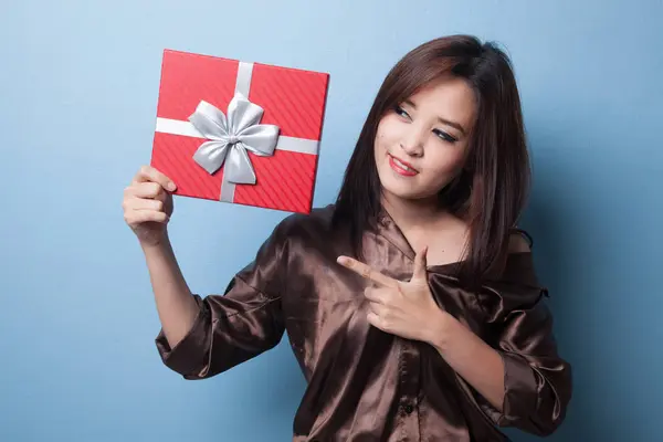 Giovane donna asiatica con una scatola regalo . — Foto Stock