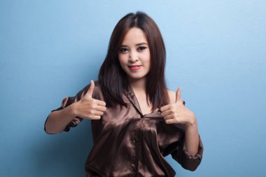 Genç Asyalı kadın göstermek iki başparmak yukarıya.