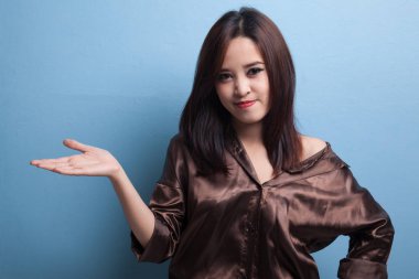 Genç Asyalı kadın eliyle mevcut.