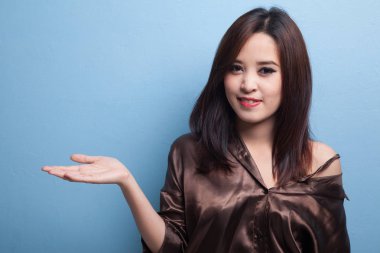 Güzel genç Asyalı kadın Haritayı palm el.