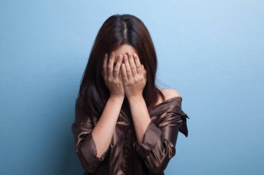 Üzgün genç Asyalı kadın avuç içi ağlar.