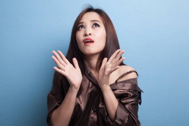 Heyecanlı genç Asyalı kadın aramak.