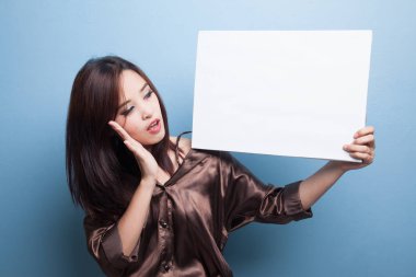 Genç Asyalı kadın sürpriz beyaz boş işareti ile.