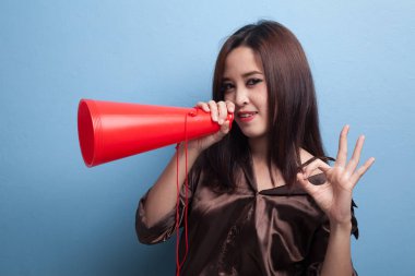 Güzel genç Asyalı kadın göster Tamam megafon ile ilan.