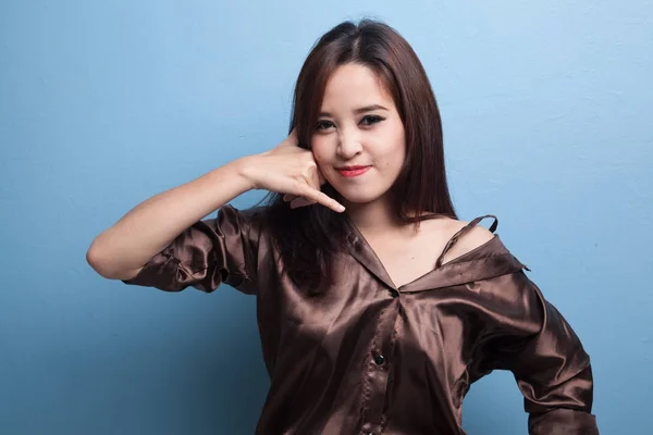 Jonge Aziatische vrouw show met telefoon gebaar. — Stockfoto