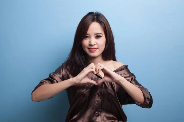 Jonge Aziatische vrouw hart hand ziekteverschijnsel vertonen. — Stockfoto