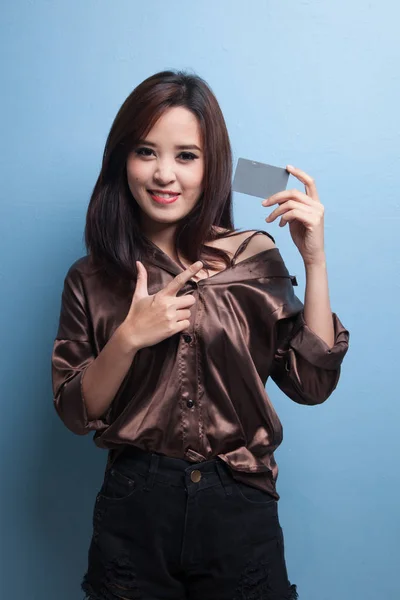 Fiatal ázsiai nő pont egy üres kártyára. — Stock Fotó