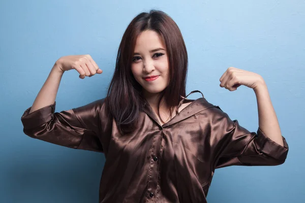 Vacker ung asiatisk kvinna flex bicep. — Stockfoto