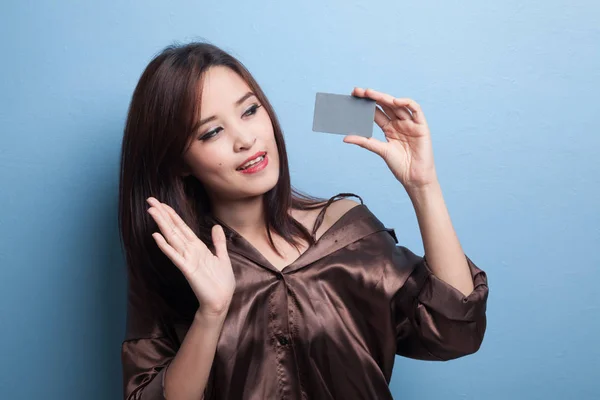 Jovem mulher asiática feliz com cartão em branco . — Fotografia de Stock