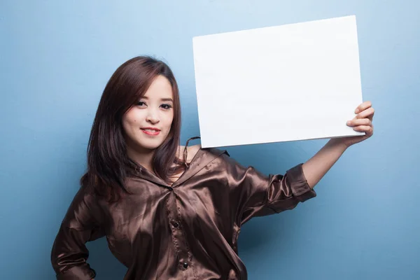 Joven mujer asiática con blanco signo en blanco . — Foto de Stock