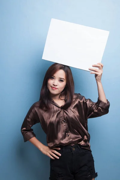 Jeune femme asiatique avec blanc signe blanc . — Photo
