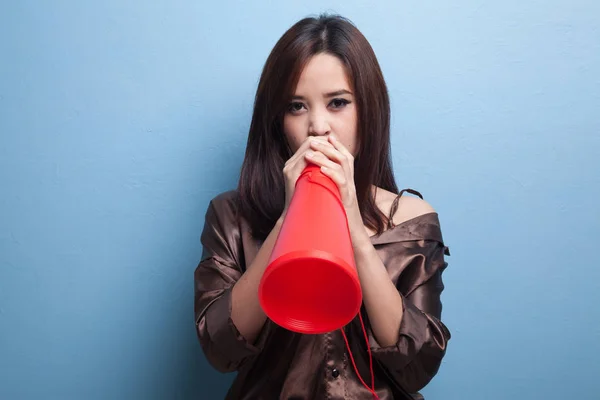 Mooie jonge Aziatische vrouw kondigen met megafoon. — Stockfoto