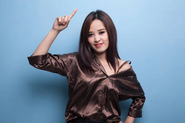 Jonge Aziatische vrouw glimlach en punt omhoog. — Stockfoto
