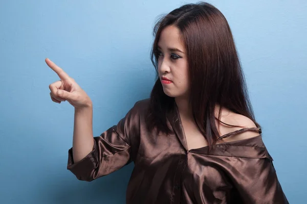 Mujer asiática tocando la pantalla con el dedo . —  Fotos de Stock