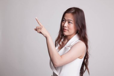 Asyalı kadın parmak ile ekranın dokunmadan.