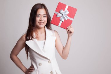 Genç Asyalı kadın ile bir hediye kutusu.