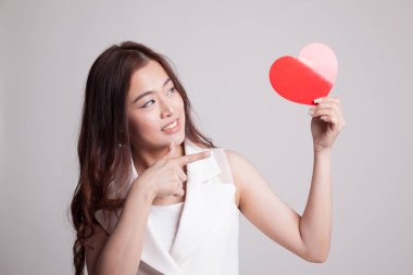 Asyalı kadın gelin için kırmızı kalp.