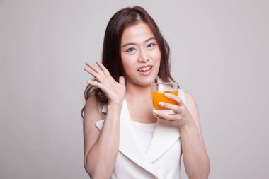 Mutlu genç Asyalı kadın içki portakal suyu.