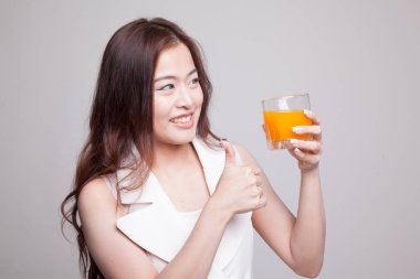 Genç Asyalı kadın başparmak yukarıya içki portakal suyu.