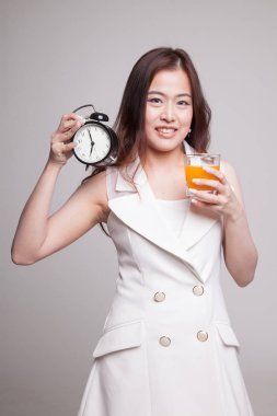 Asyalı kadın saati içki portakal suyu ile.