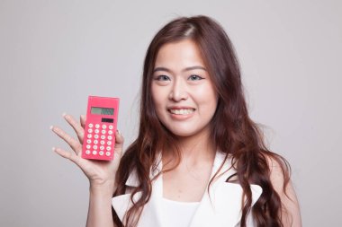 Asyalı kadın gülümseme ile hesap makinesi.