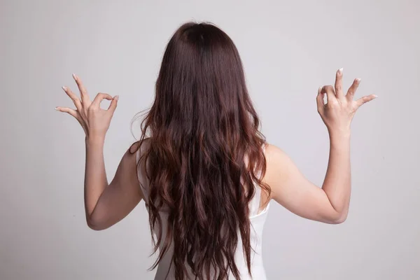 Visão traseira da mulher asiática mostrar duplo sinal de mão OK . — Fotografia de Stock