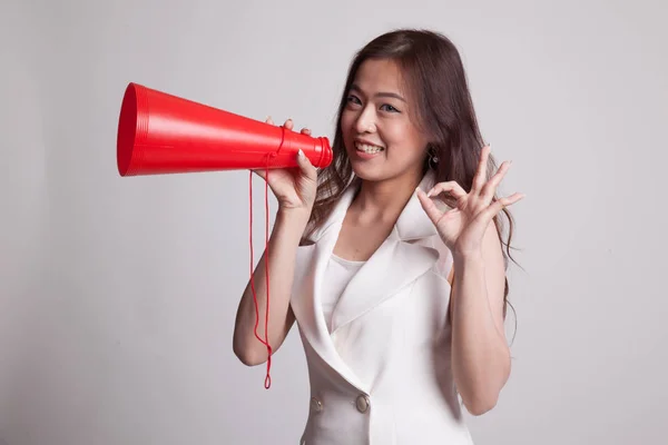 Mooie jonge Aziatische vrouw Toon Ok kondigen met megafoon. — Stockfoto