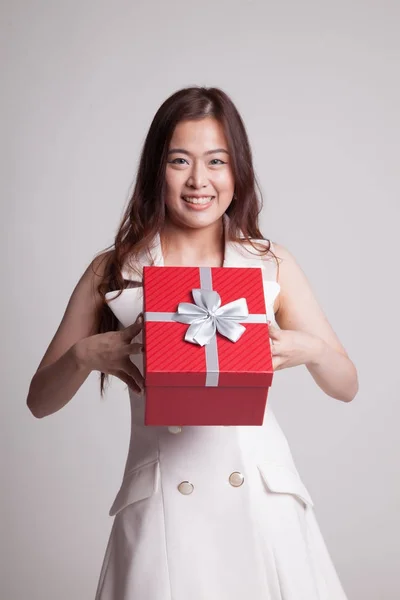 Jovem mulher asiática com uma caixa de presente . — Fotografia de Stock