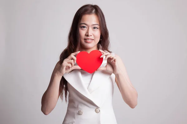 Азиатка с красным сердцем . — стоковое фото