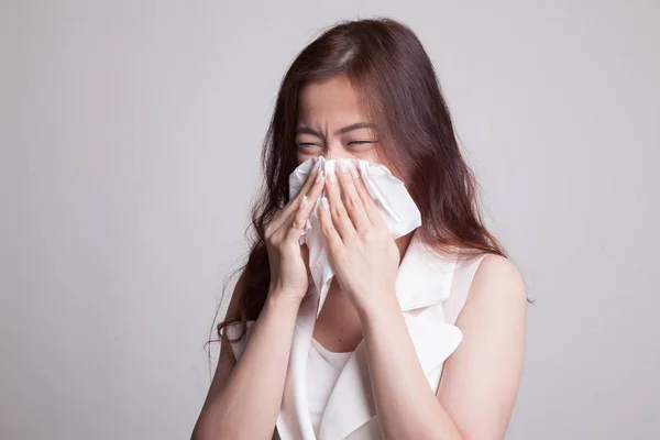 Ung asiatisk kvinna fick sjuka och influensa. — Stockfoto
