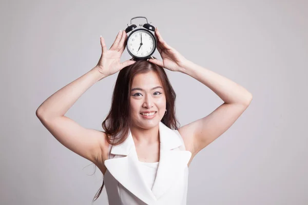 Joven asiática sonrisa con un reloj . —  Fotos de Stock