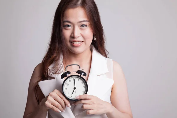 Jeune femme asiatique sourire avec une horloge . — Photo