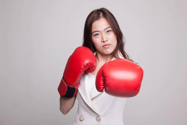 Молода азіатка з червоними боксерськими рукавичками . — стокове фото