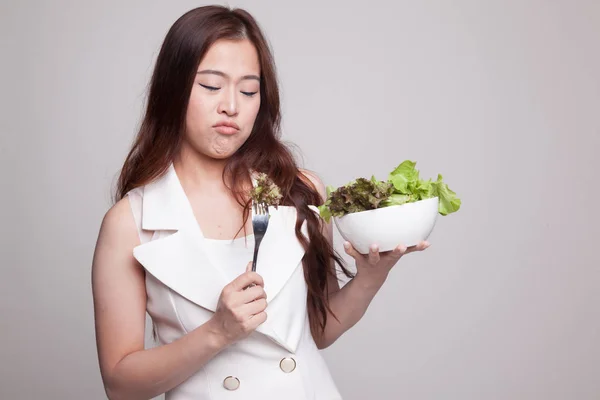 Asiatico donna odio insalata . — Foto Stock