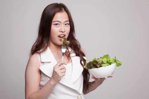 健康的なアジアの女性のサラダ. — ストック写真