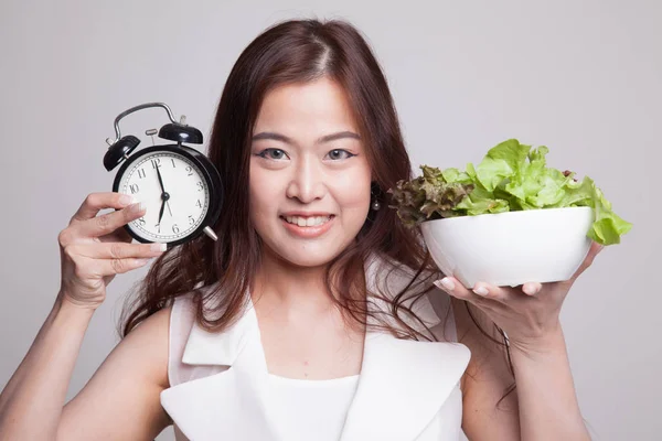 Joven mujer asiática con reloj y ensalada . —  Fotos de Stock