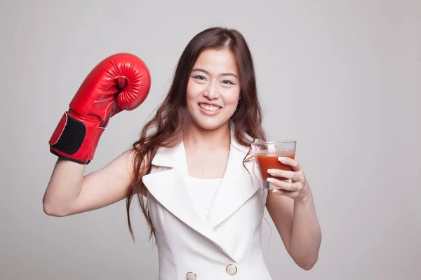 Joven mujer asiática con jugo de tomate y guante de boxeo . —  Fotos de Stock