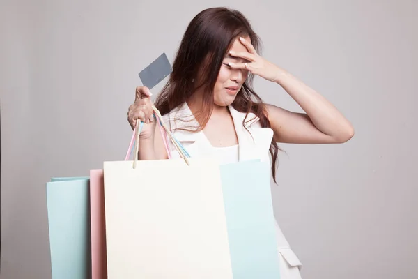 Niezadowolony młode azjatyckie kobiety z torby na zakupy i karty kredytowej. — Zdjęcie stockowe