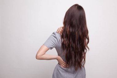 Genç Asyalı kadın geri ağrı var.