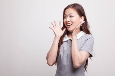 Genç Asyalı kadın şaşırır ve gülümse.