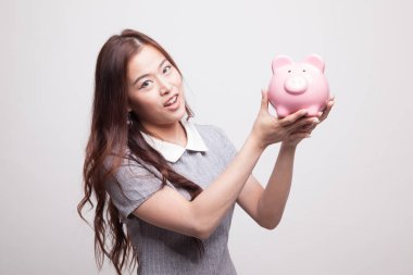 Bir domuz para banka ile genç Asyalı kadın.