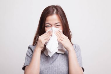 Genç Asyalı kadın hasta ve grip var.