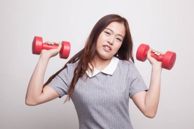 Asyalı kadın dumbbells ile yorgun.
