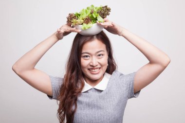 Salata sağlıklı Asyalı kadın.