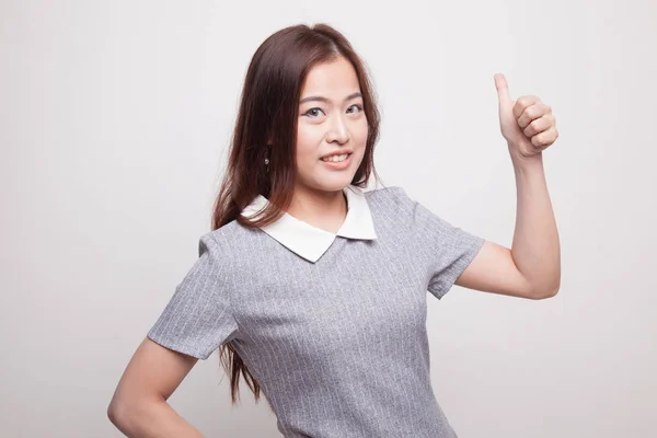 Ung asiatisk kvinna Visa tummen upp. — Stockfoto
