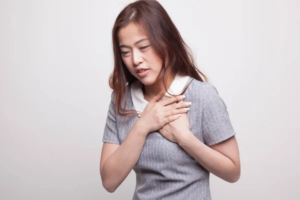 Jovem mulher asiática tem dor no peito. — Fotografia de Stock