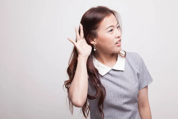 Mooie jonge Aziatische vrouw luisteren naar iets. — Stockfoto