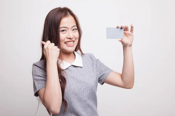 Joven asiática puño bomba con tarjeta en blanco . — Foto de Stock