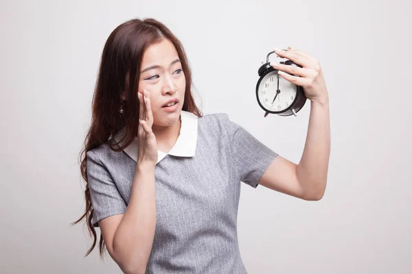 Young Asian woman is stressed with a clock. — Stock Photo, Image